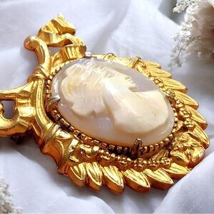 🌺Vintage Geno Genuine Shell Cameo Brooch